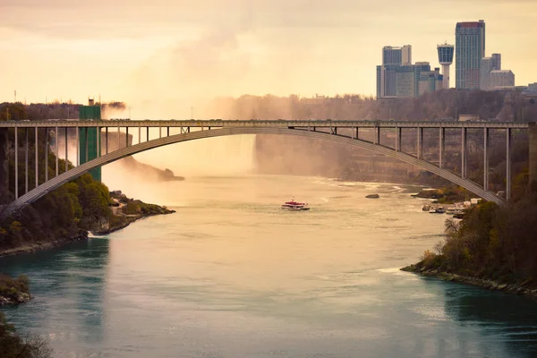 Niagara Şelalesi'nin aşağı nehir manzarası