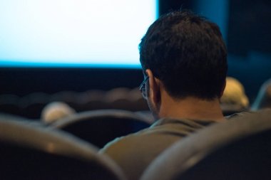 Öğrenci dershanede not alır