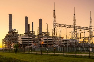 Güç istasyonunda jeneratörler ve transformatörler