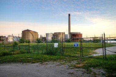 Gün batımında kullanılmayan endüstriyel tank çiftliği