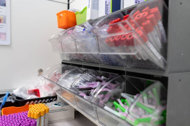 Tıbbi laboratuvarda numuneler için hazır şişeler ve malzemeler