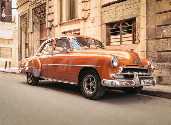 Turuncu klasik araba Havana sokakta park