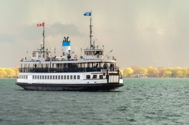 Bir yolcu feribotu fırtınadan sonra Toronto limanına doğru yelken açtı