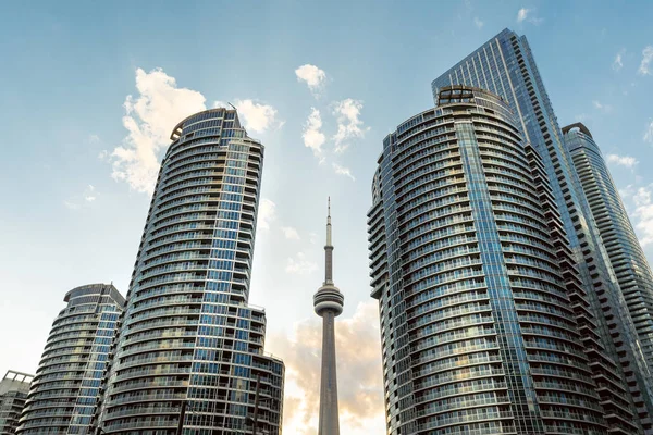 Toronto rıhtım yüksek katlı kuleleri dramatik bir görünüm