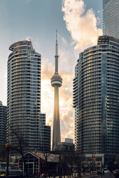 Высокие башни Торонто сразу после дождя
