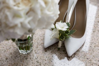 Gelin yüksek topuk ayakkabı ve çiçek buketi