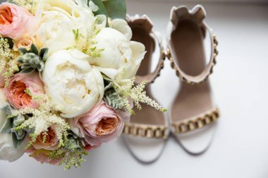 Gelin yüksek topuk ayakkabı ve çiçek buketi