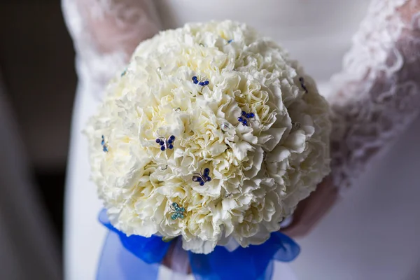 Ramo de flores en las manos de la novia — Foto de Stock