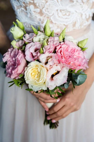 Blumenstrauß in den Händen der Braut — Stockfoto