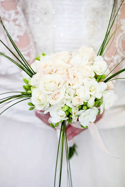 Blumenstrauß in den Händen der Braut — Stockfoto