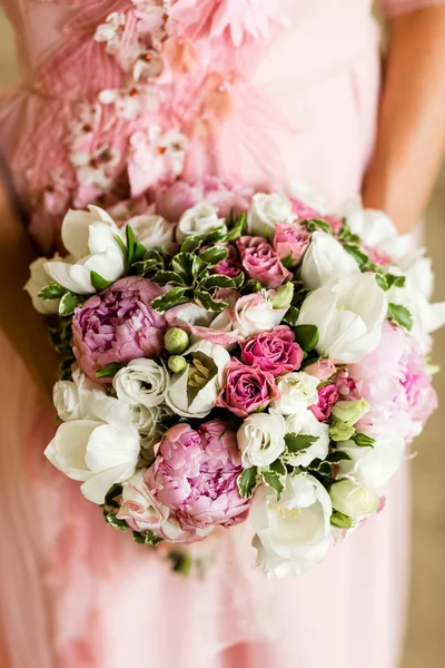 Bouquet of flowers in the hands of the bride — Stock Photo, Image