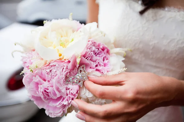 Kytice květin v rukou nevěsty — Stock fotografie