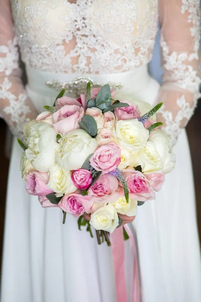 Bouquet of flowers in the hands of the bride — Stock Photo, Image