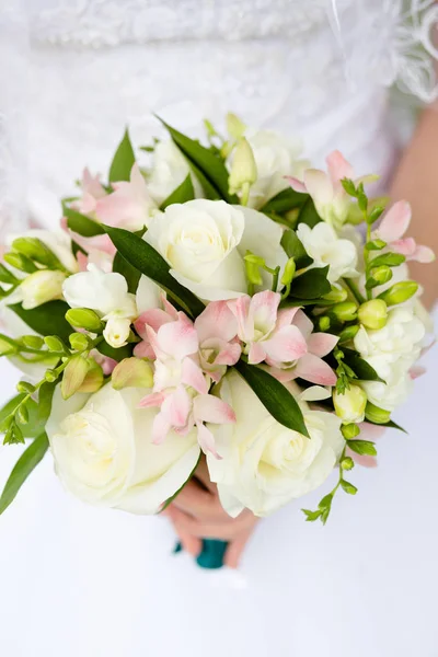 Blumenstrauß in den Händen der Braut — Stockfoto