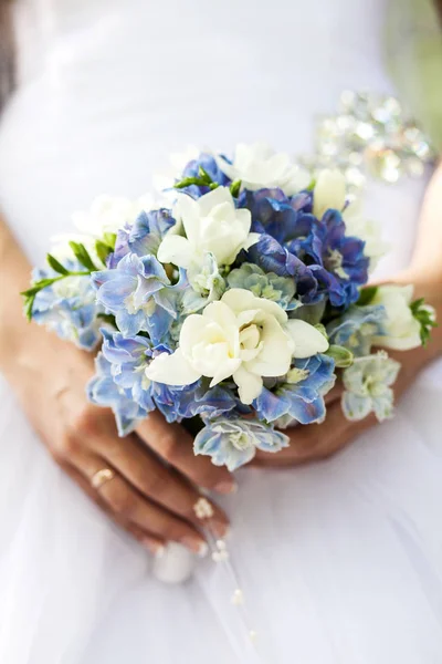 Букет квітів в руках нареченої — стокове фото