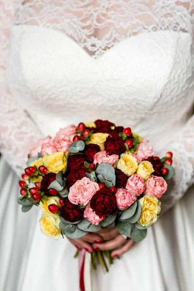 Букет цветов в руках невесты — стоковое фото