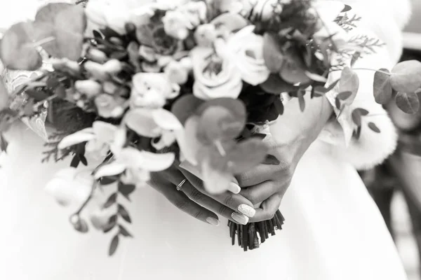 Μπουκέτο λουλούδια στα χέρια της νύφης — Φωτογραφία Αρχείου