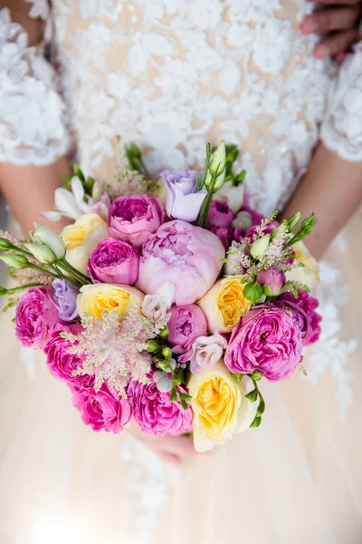 Kytice květin v rukou nevěsty Stock Snímky