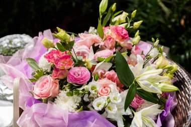 pembe çiçek buketi