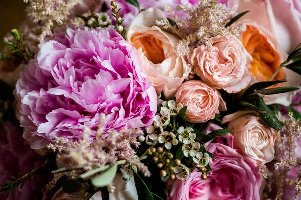 Roses roses et pivoines en bouquet — Photo