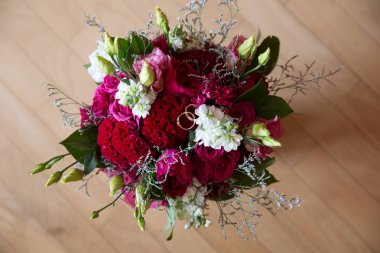 Alyans bir buket çiçek üzerinde