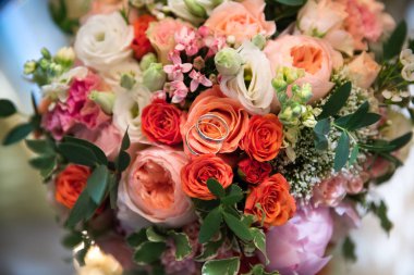 Bir buket çiçek üzerinde altın yüzük düğün