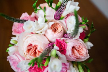 Alyans bir buket çiçek üzerinde