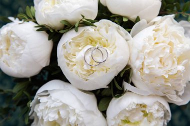 Alyans bir buket çiçek üzerinde