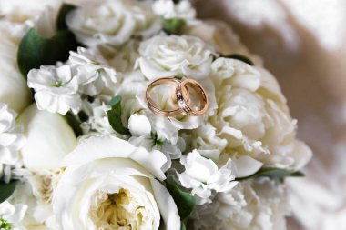 Alyans bir buket çiçek üzerinde