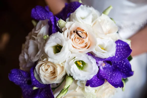 Anillos de oro de boda en un ramo de flores — Foto de Stock