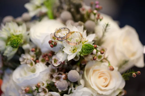 Anillos de boda en un ramo de flores — Foto de Stock