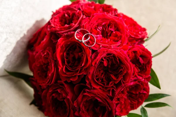 结婚戒指上一束鲜花 — 图库照片