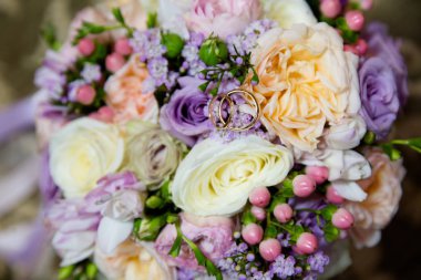 Bir buket çiçek üzerinde altın yüzük düğün