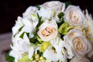 Alyans bir buket çiçek üzerinde