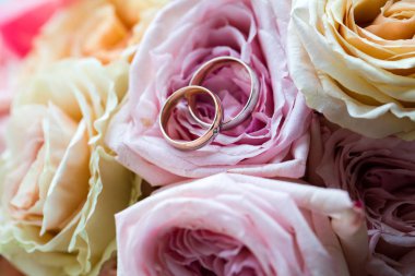 Bir buket çiçek üzerinde altın yüzük düğün