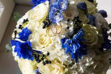 Bir buket çiçek üzerinde altın yüzük düğün