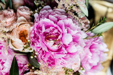 Bir buket çiçek üzerinde altın yüzük düğün