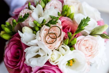 Bir buket çiçek üzerinde altın yüzük düğün