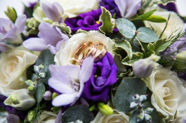 Bir buket çiçek üzerinde altın yüzük düğün