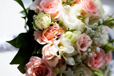 Bir buket çiçek üzerinde altın yüzük düğün