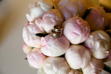 Bir buket çiçek üzerinde altın yüzük düğün