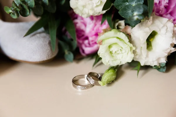 Jegygyűrűk és virágok — Stock Fotó