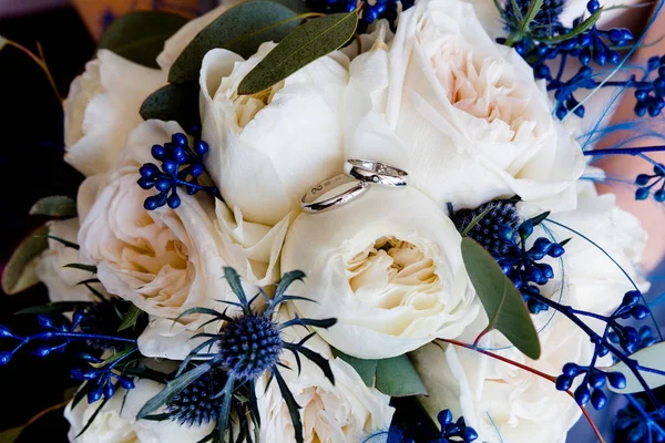 Anillos de boda en un ramo de flores — Foto de Stock