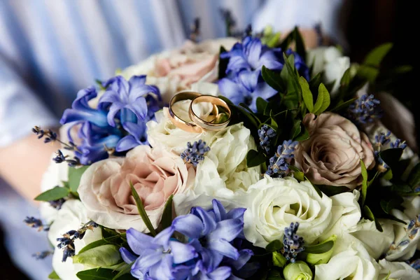 Anillos de oro de boda en un ramo de flores — Foto de Stock