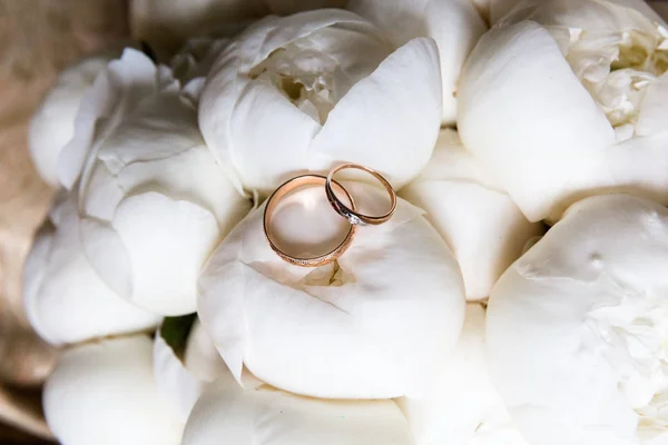 Anillos de boda en un ramo de flores — Foto de Stock