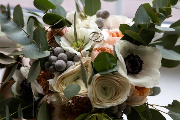 Anillos de boda en un ramo de flores — Foto de Stock