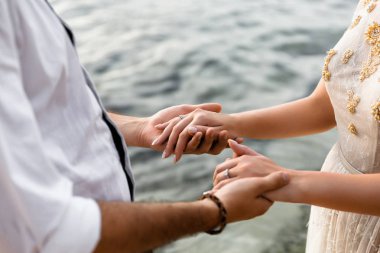 Kumsalda yeni evliler