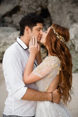 Kumsalda yeni evliler