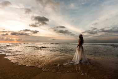 Sahilde gelin