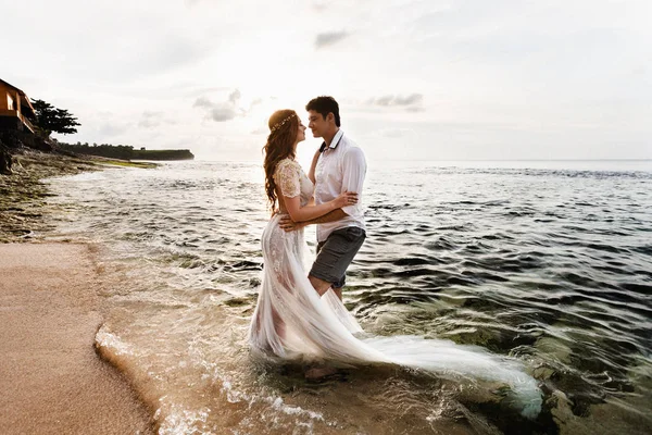 Gün batımında sahilde yeni evliler — Stok fotoğraf